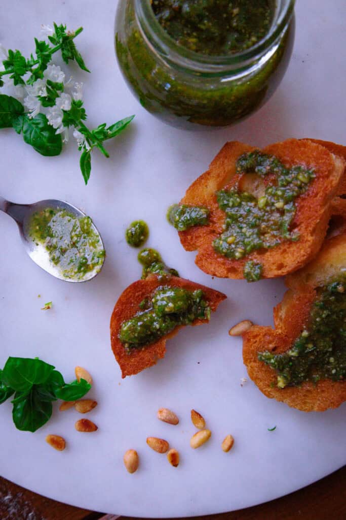 Veganes Basilikumpesto