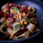 Pasta mit Basilikumpesto & knuspriger Pancetta