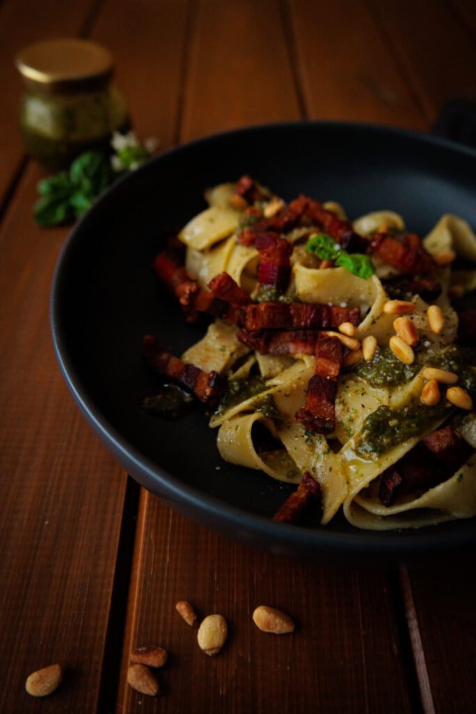 Pasta mit Basilikumpesto und Pancetta