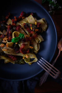 Pasta mit Basilikumpesto und Pancetta