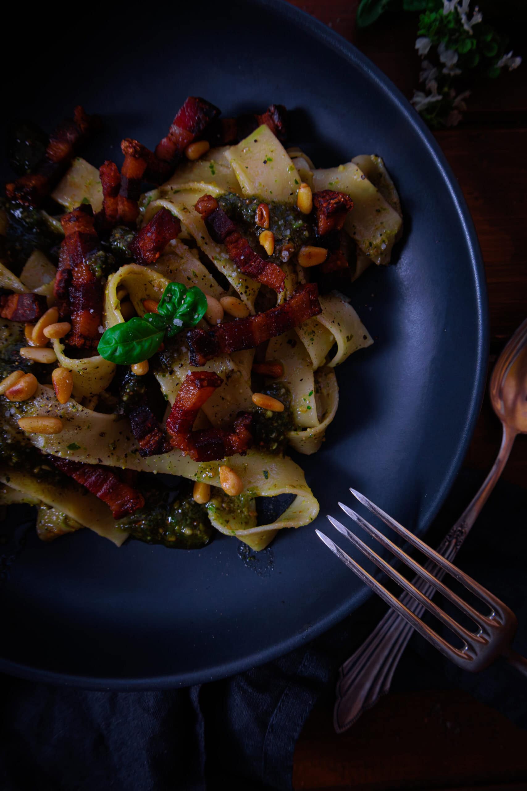 Mehr über den Artikel erfahren Pasta mit Basilikumpesto und Pancetta