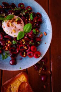 Burrata mit Kirschen Basilikum & Baguette – Sommerrezept mit Wow-Faktor