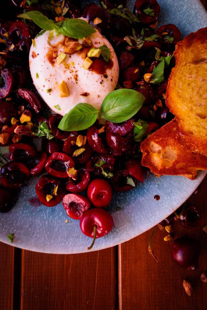 Burrata mit Kirschen