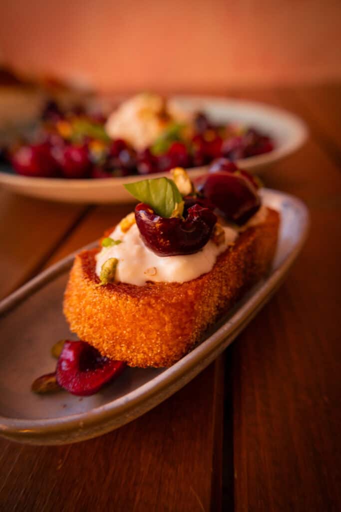 Burrata mit Kirschen