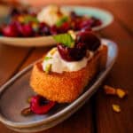 Burrata auf Baguette mit Kirschen
