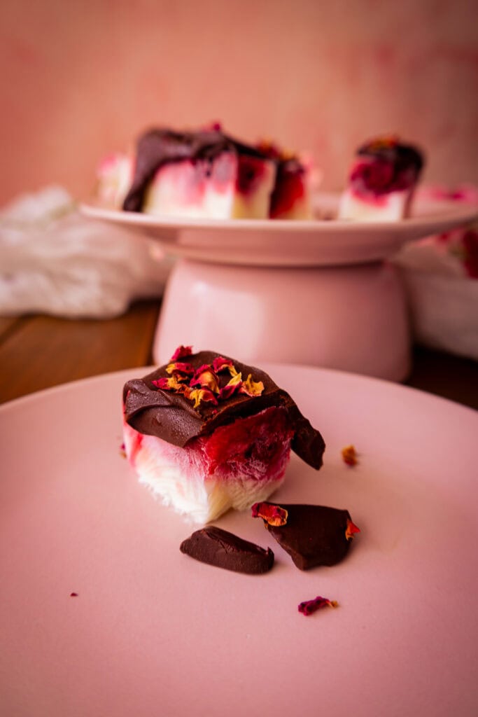 Gefrorene Joghurt-Himbeer-Bites mit Schokolade