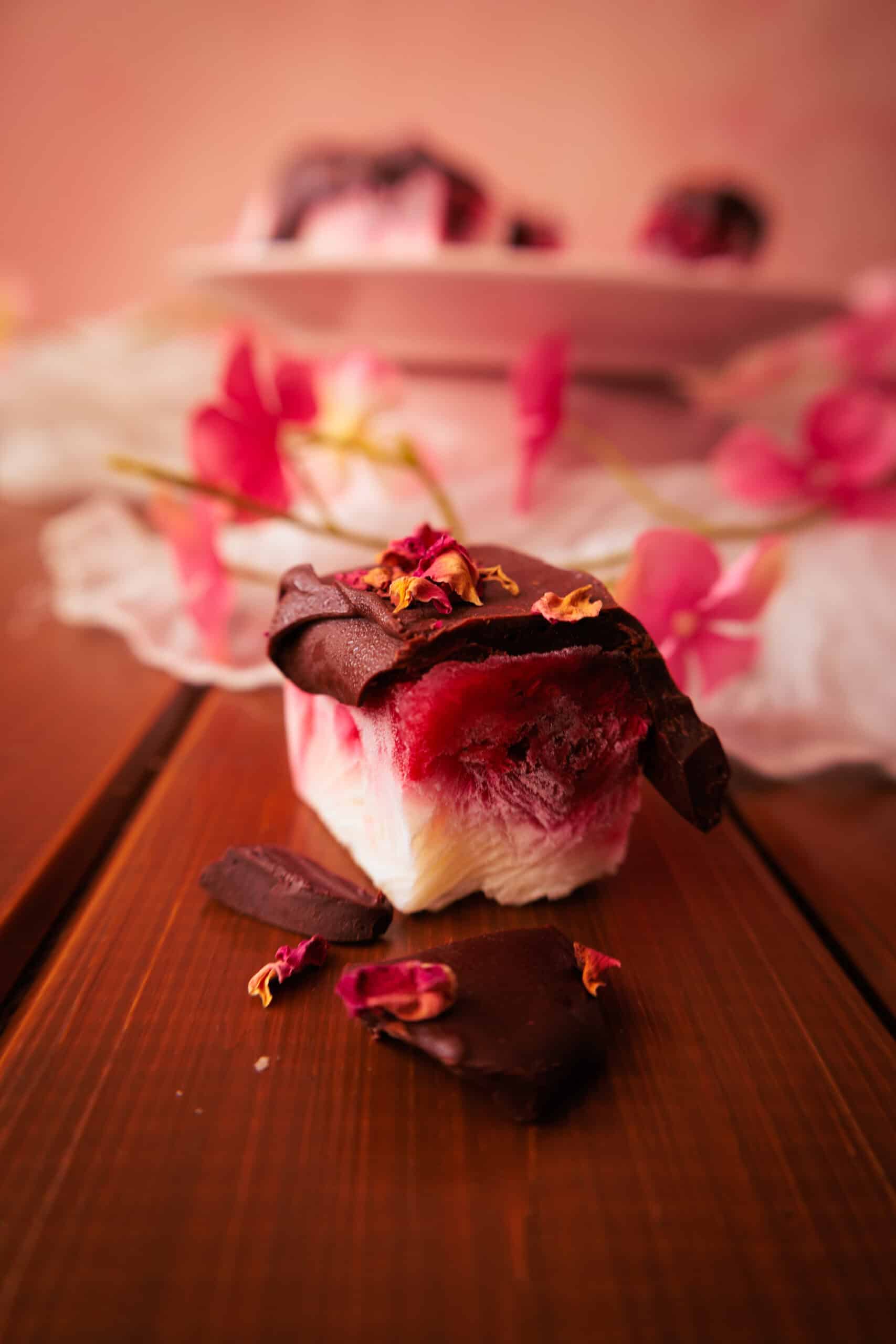 Gefrorene Joghurt-Himbeer-Bites mit Schokoladenüberzug