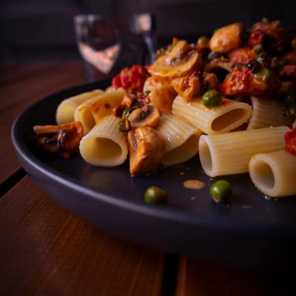 Pasta mit Salsiccia, Champignons, Erbsen & Tomaten