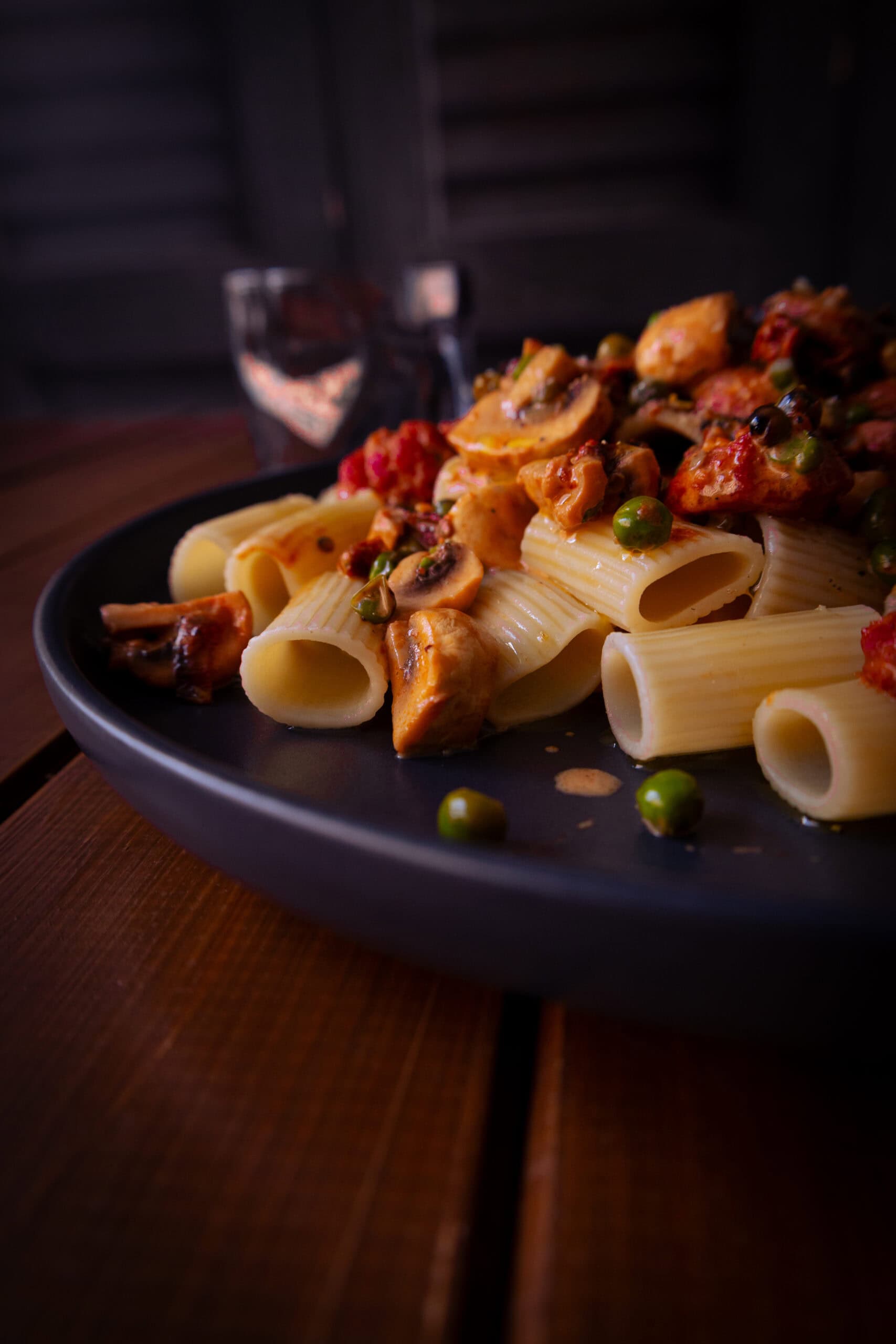 Pasta mit Salsiccia, Champignons, Erbsen & Tomaten