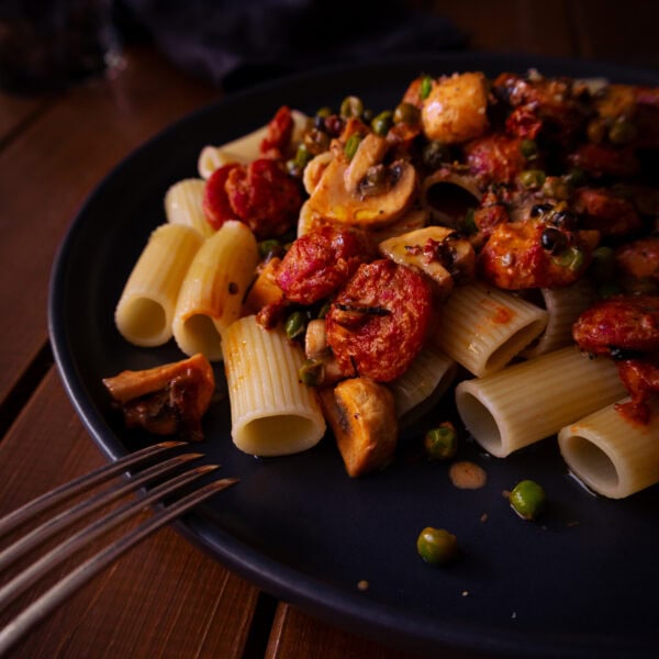 Cremige Pasta mit Salsiccia, Champignons, Erbsen & Tomaten