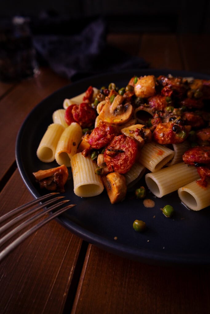 Cremige Pasta mit Salsiccia, Champignons, Erbsen & Tomaten