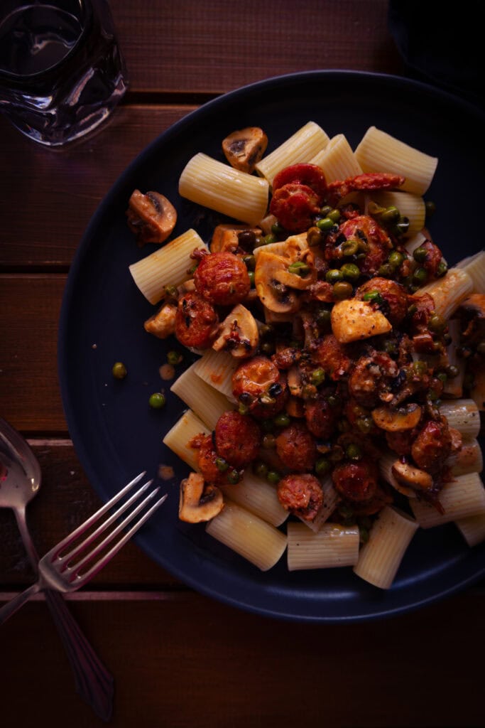 Cremige Pasta mit Salsiccia, Champignons, Erbsen & Tomaten