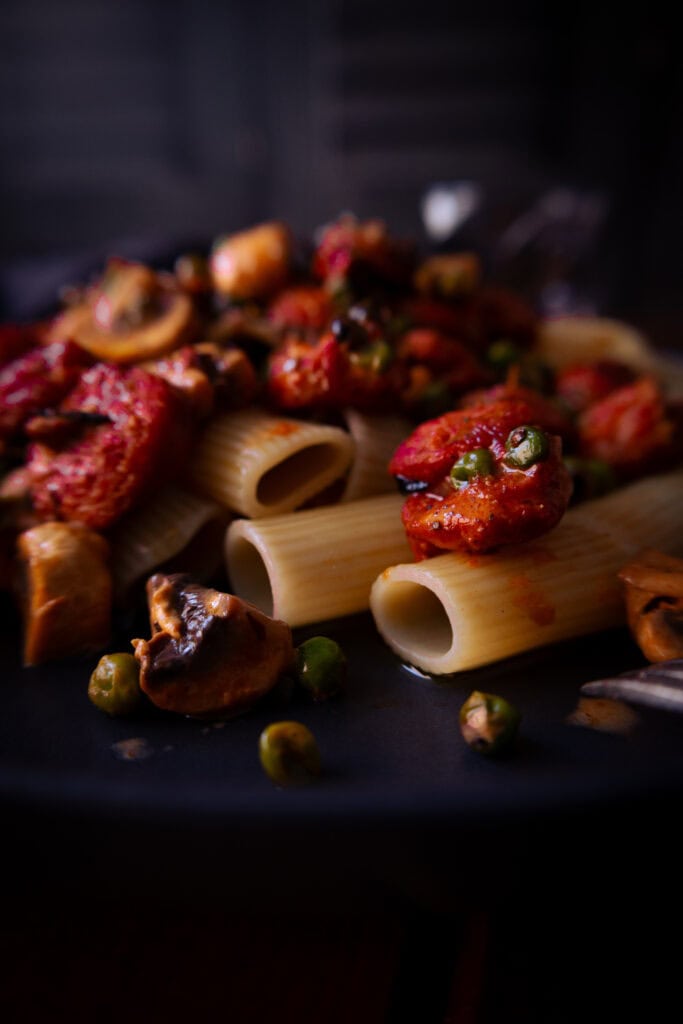 Cremige Pasta mit Salsiccia, Champignons, Erbsen & Tomaten