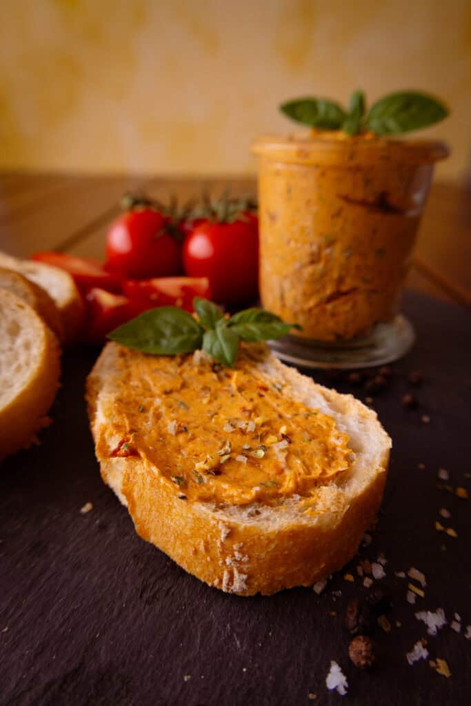 Tomaten-Kräuter-Butter aus dem Thermomix mit Basilikum auf Baguette