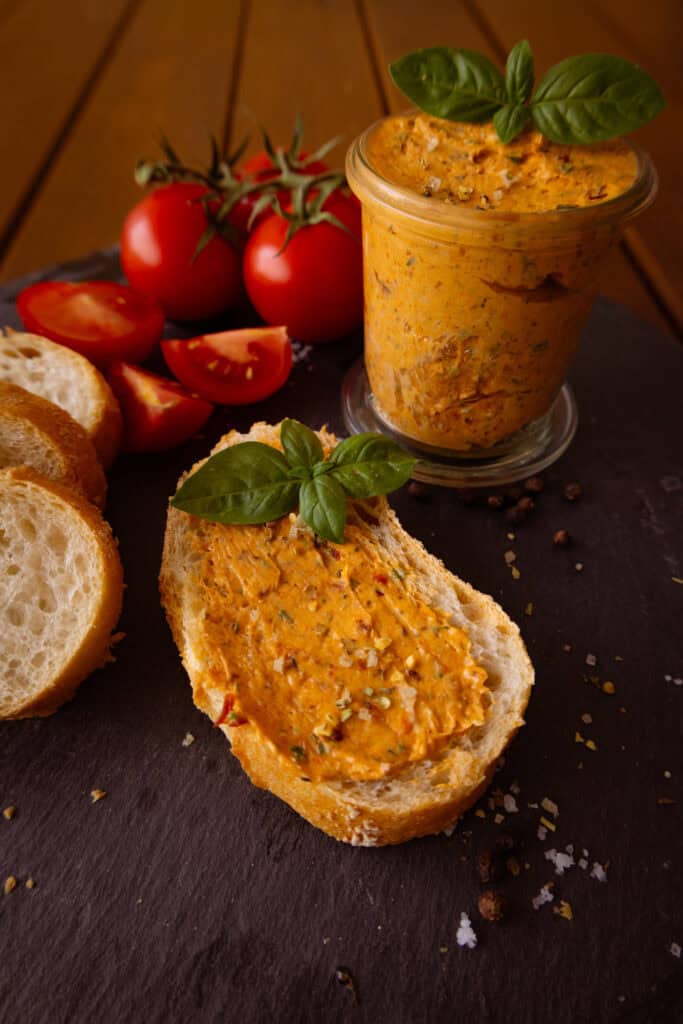 Tomaten-Kräuter-Butter aus dem Thermomix mit Basilikum auf Baguette