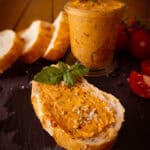 Tomaten-Kräuter-Butter aus dem Thermomix mit Basilikum auf Baguette
