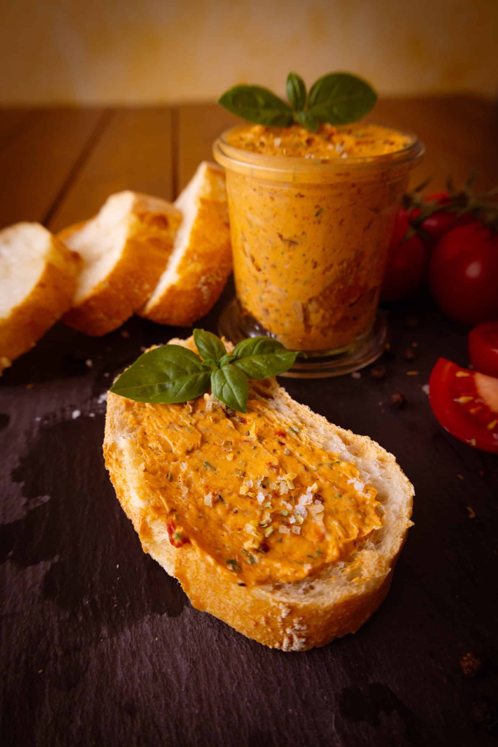 Mehr über den Artikel erfahren Tomaten-Kräuter-Butter aus dem Thermomix – Mediterrane Grillbutter in 5 Minuten