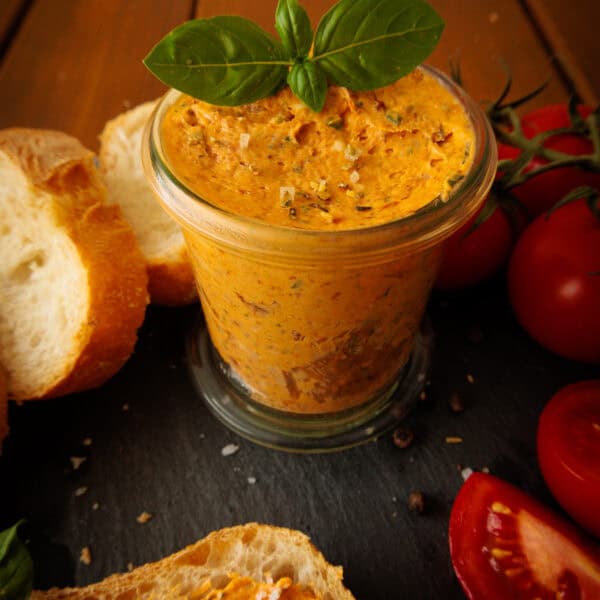 Tomaten-Kräuter-Butter aus dem Thermomix mit Basilikum auf Baguette