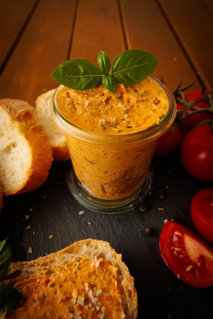 Tomaten-Kräuter-Butter aus dem Thermomix mit Basilikum auf Baguette