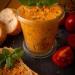Tomaten-Kräuter-Butter aus dem Thermomix mit Basilikum auf Baguette