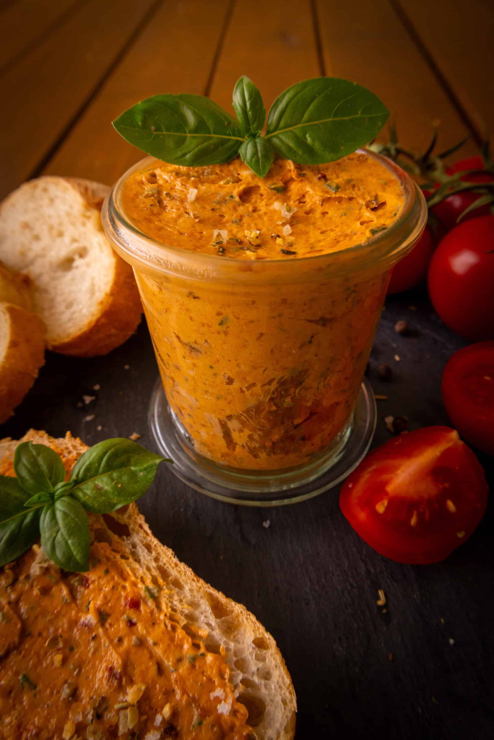 Tomaten-Kräuter-Butter aus dem Thermomix mit Basilikum auf Baguette