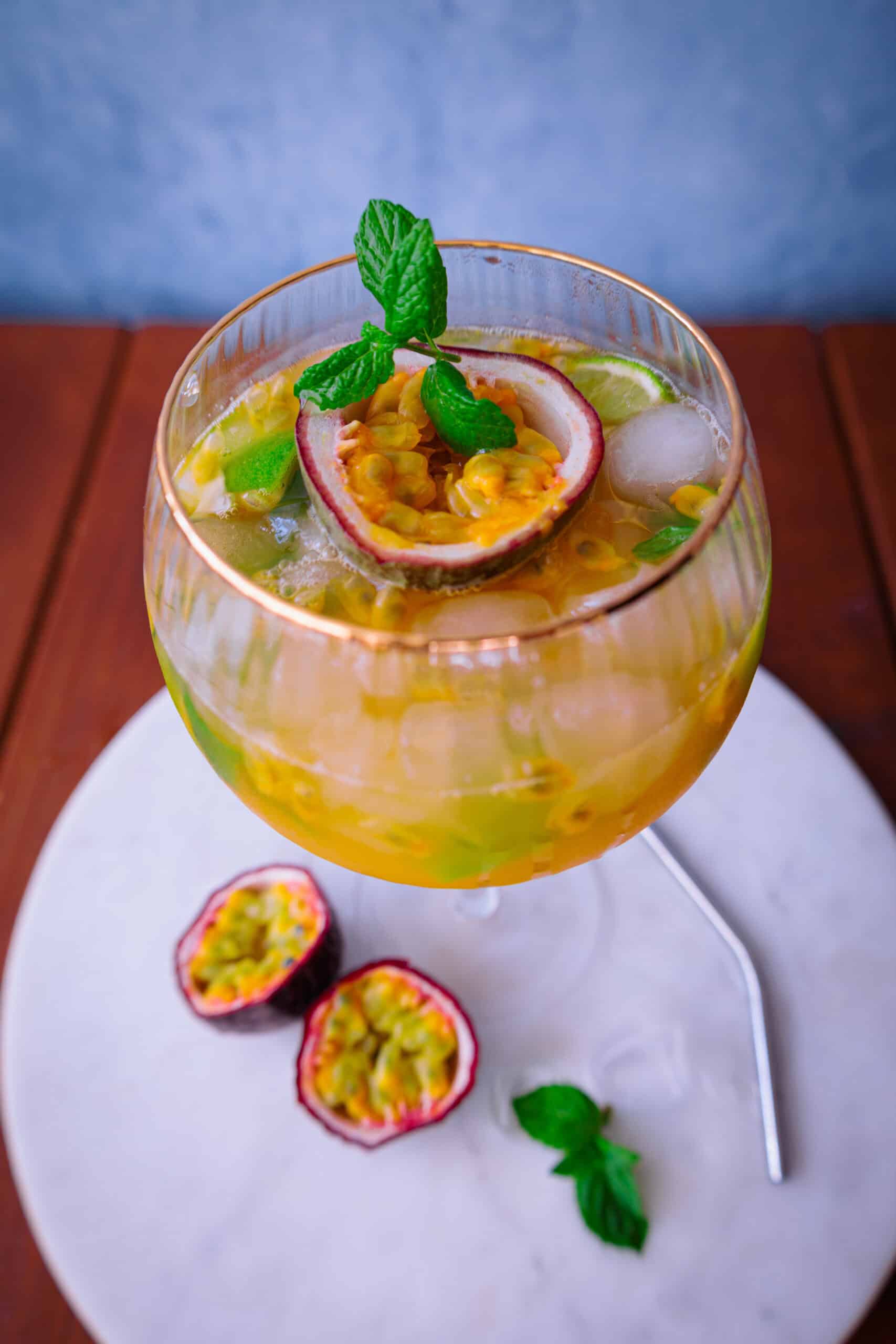 Mehr über den Artikel erfahren Alkoholfreier Mojito mit Maracuja – Sommerdrink Rezept
