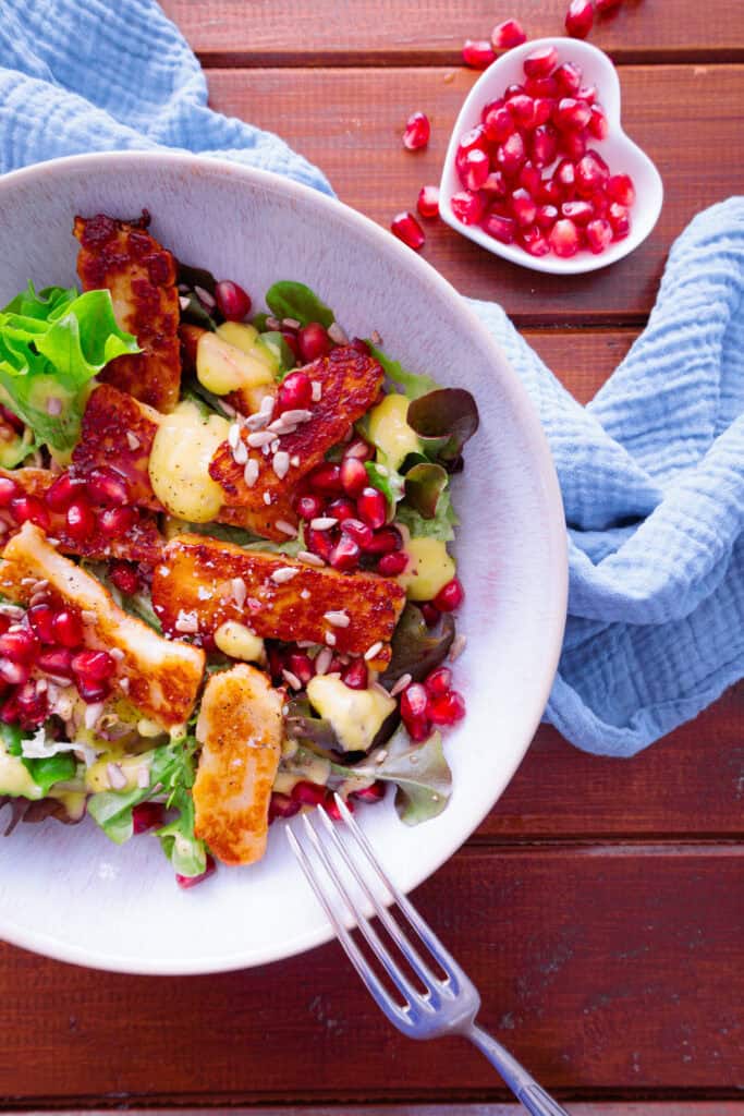 sommer salat mit halloumi und mango dressing