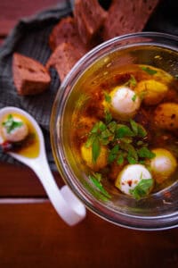 Eingelegte Mini-Mozzarella-Bällchen mit getrockneten Tomaten | Antipasti Rezept