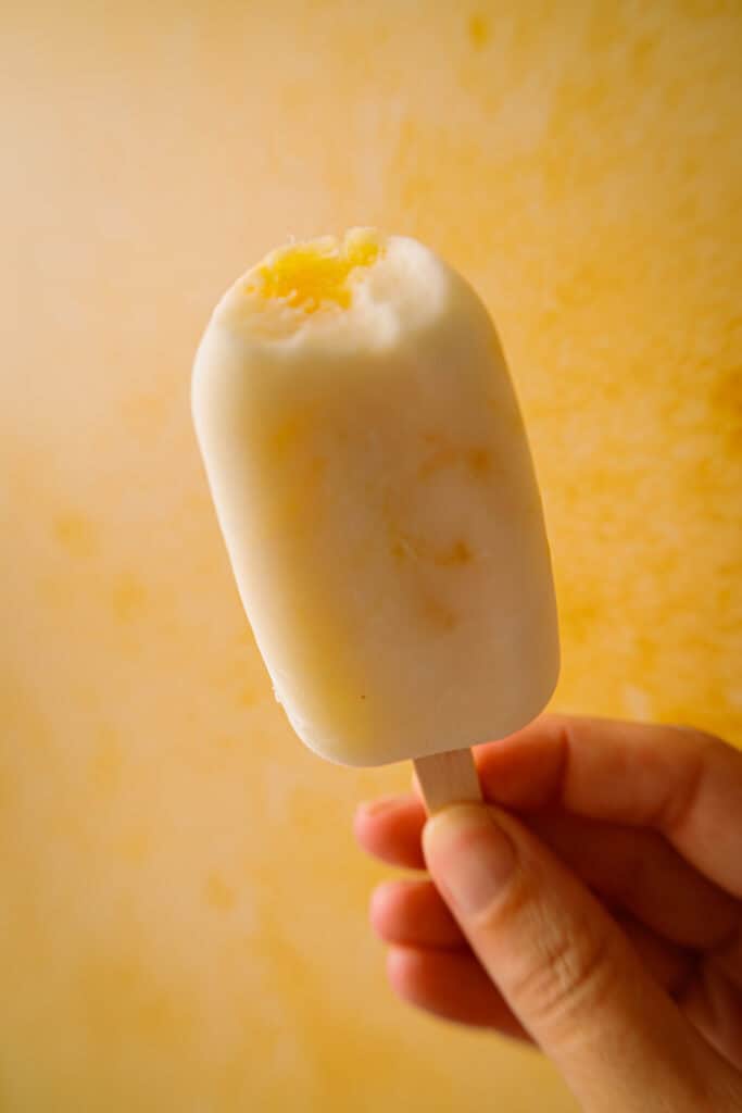 eis am stiel mit joghurt und mango