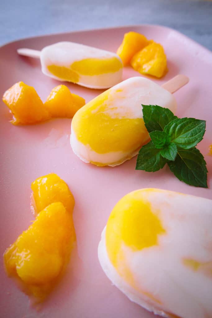 eis am stiel mit joghurt und mango
