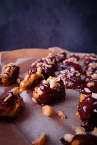 Dattel Snacks mit Erdnussbutter & Schokolade