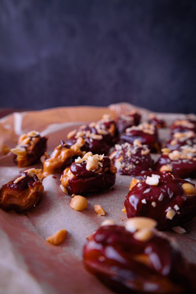 Dattel Snacks mit Schokolade und Erdnussbutter als süßer Snack zum Kaffee