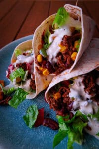 Wraps mit Hackfleisch und Joghurt-Sauce – schnelles Abendessen in 20 Minuten
