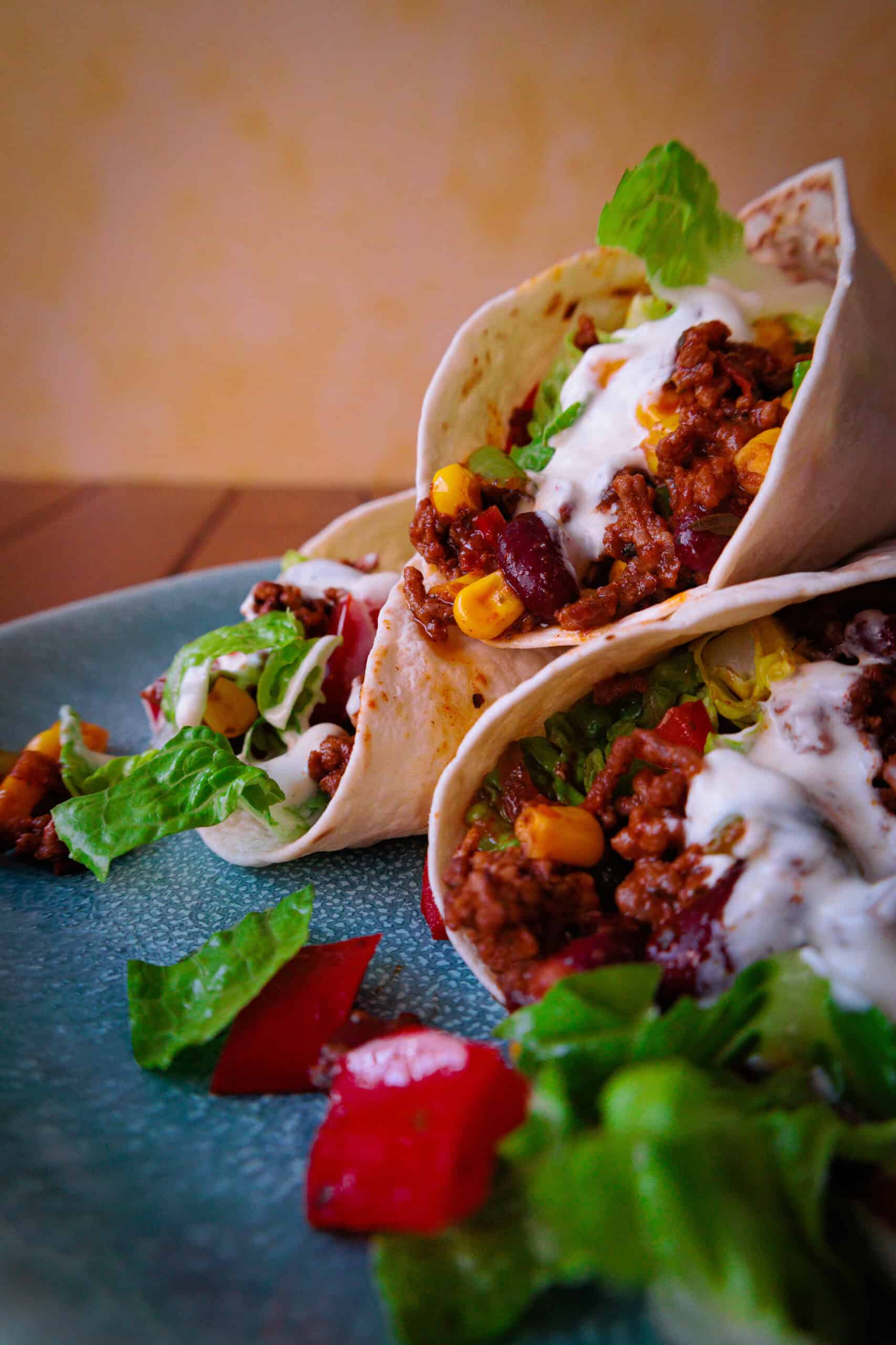Wraps mit Hackfleisch, Paprika, Tomaten, Bohnen, Mais und Joghurt-Sauce