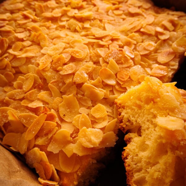 Butterkuchen frisch aus dem Ofen – goldbraun gebacken