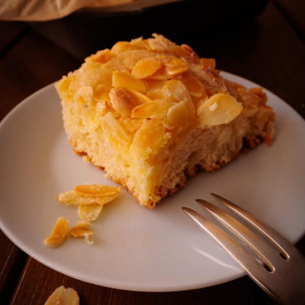Saftiges Stück Butterkuchen auf Kuchenteller serviert