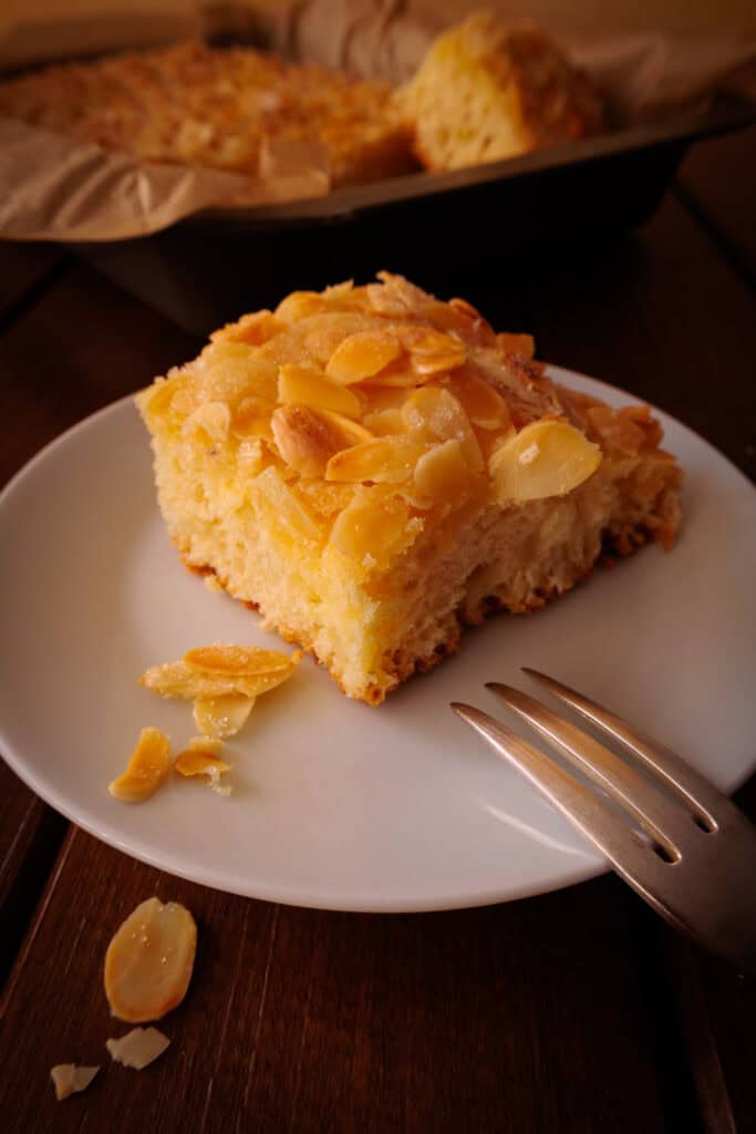 Saftiges Stück Butterkuchen auf Kuchenteller serviert