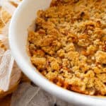 Apple Crumble mit Haferflocken in der Ofenform