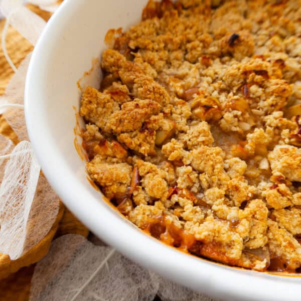 Apple Crumble mit Haferflocken in der Ofenform