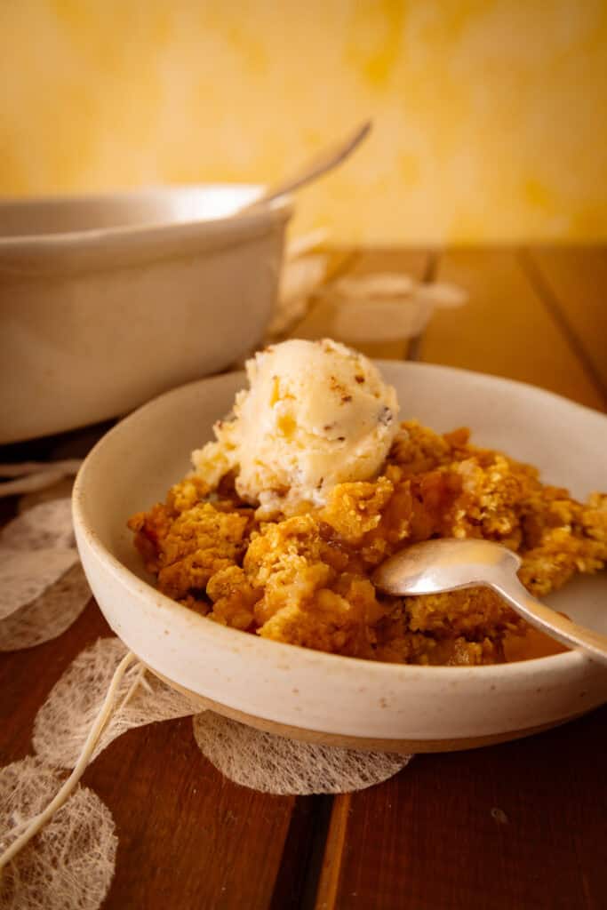 Apple Crumble mit Vanilleeis