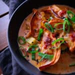 Gyoza Auflauf mit cremiger Curry-Erdnusssoße