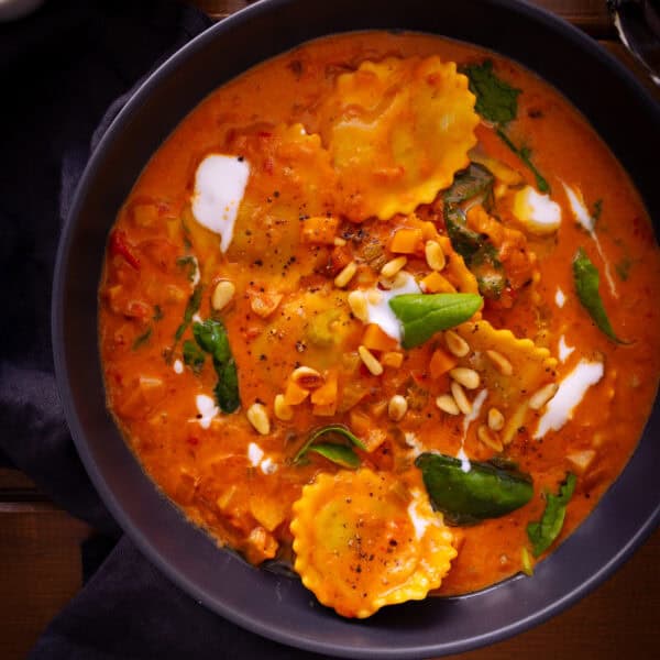 Cremige Tortellini-Suppe mit Gemüse und Spinat