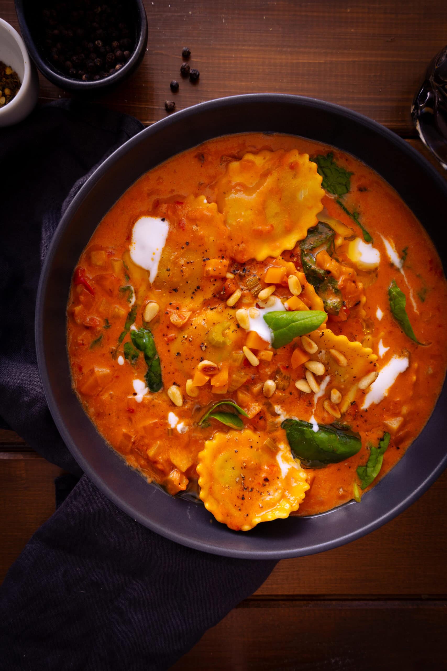 Cremige Tortellini-Suppe mit Gemüse und Spinat