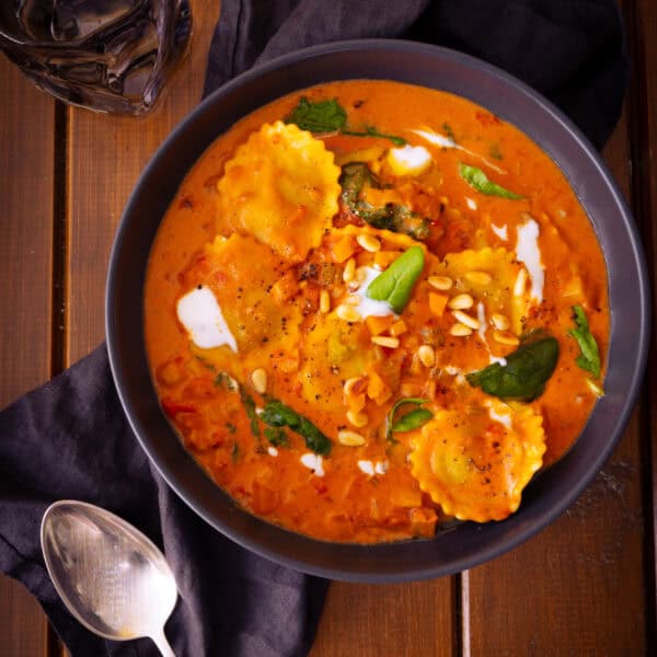 Tortellini-Suppe mit Gemüse und Spinat