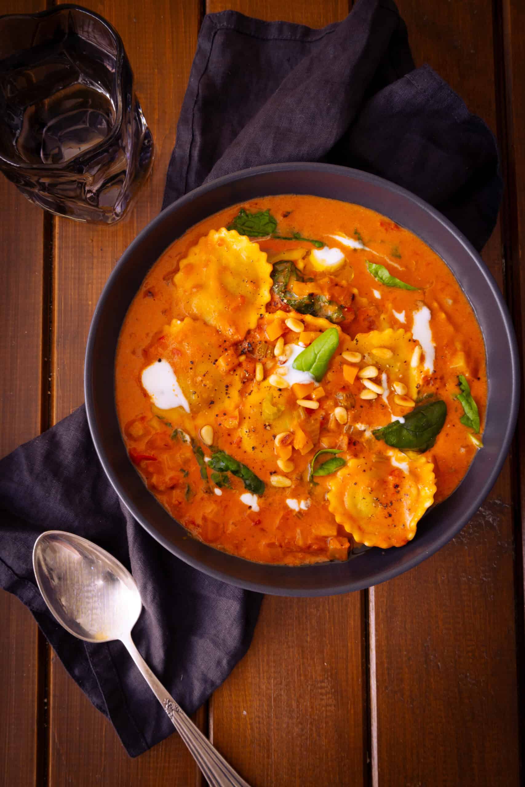 Mehr über den Artikel erfahren Tortellini-Suppe mit Gemüse & Spinat – cremiges Soulfood