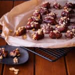 Dattel Snacks mit Erdnussbutter und Zartbitterschokolade – einfache gesunde Süßigkeit
