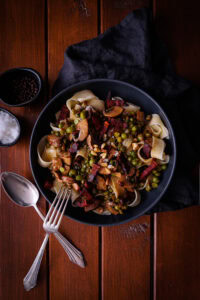 Pasta mit Pancetta – Cremige Pasta mit Pilzen und Erbsen wie in Italien