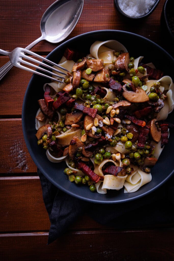 Pastagericht: Nudeln mit Pancetta Pilzen und Erbsen