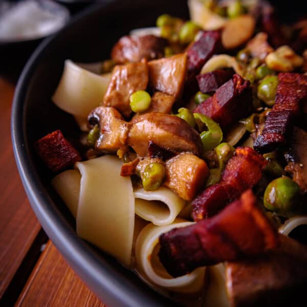 Cremige Pasta mit Pancetta und Erbsen