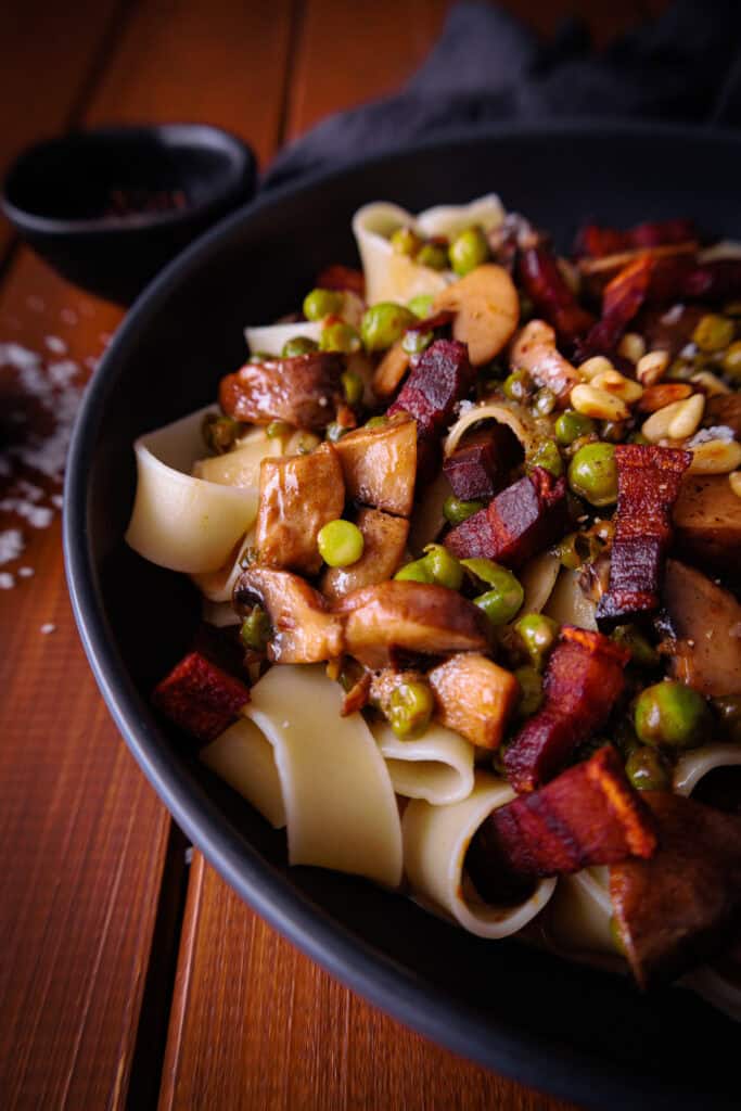 Cremige Pasta mit Pancetta und Erbsen